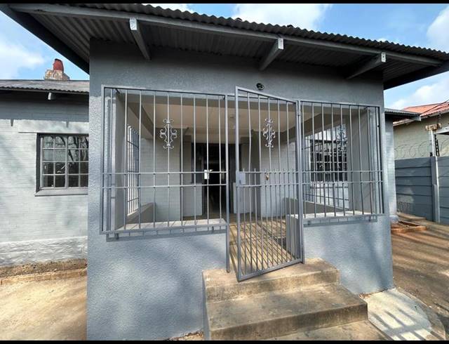 5 BEDROOM HOUSE FOR SALE IN BEZUIDENHOUT VALLEY